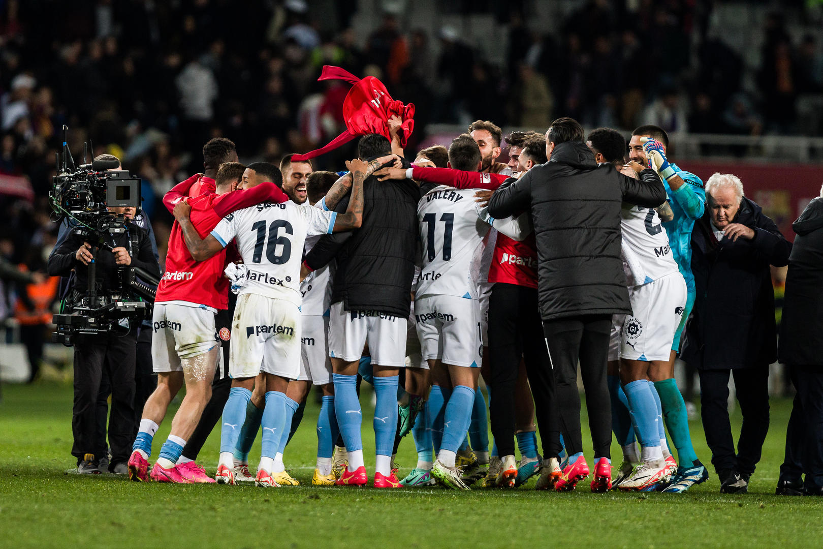 足球场上的精彩瞬间,球迷欢呼声不绝于耳的简单介绍 足球场上的精彩瞬间,球迷欢呼声不绝于耳的简单介绍