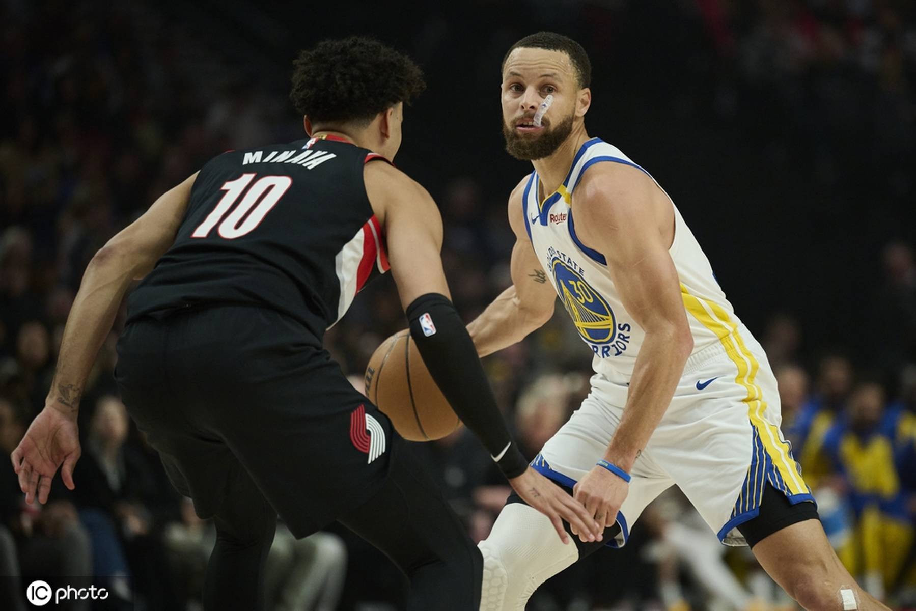 勇士主场险胜掘金，取得西部决赛首胜