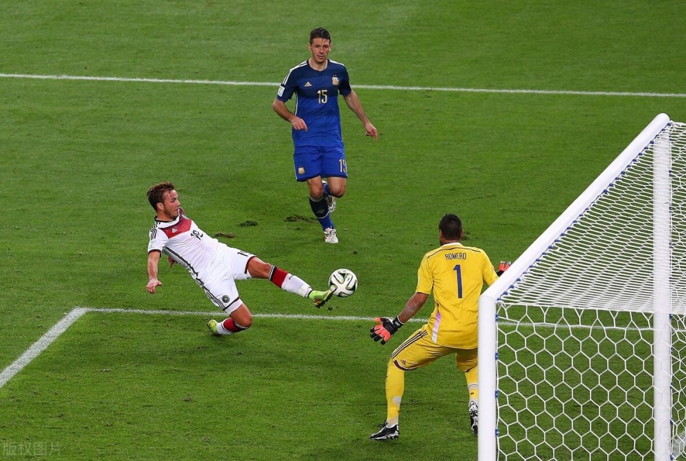 荷甲劲旅耍尽技艺，主场完胜北欧黑马晋级