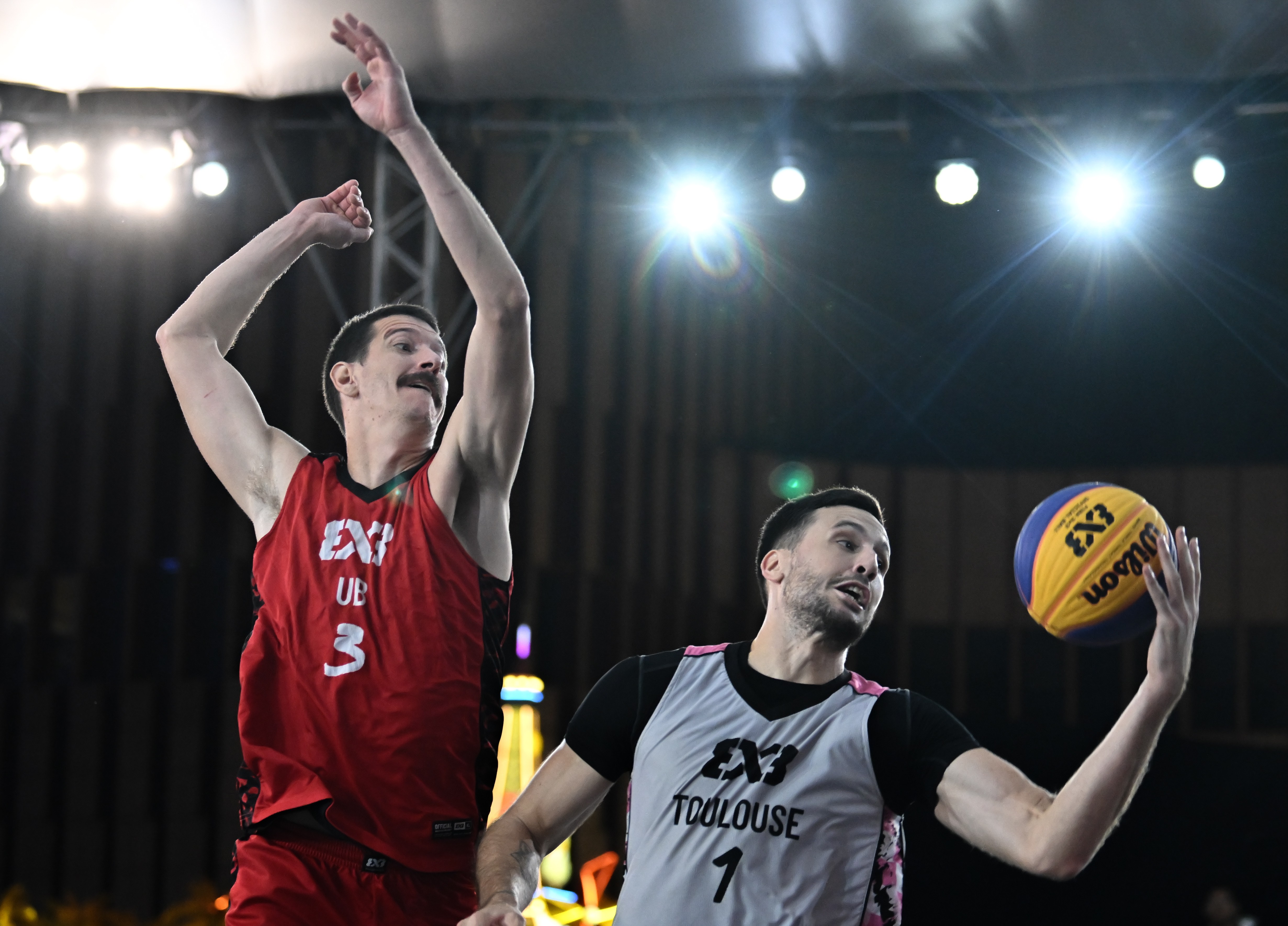 篮球比赛再现悬念逆转，球迷欢呼不已